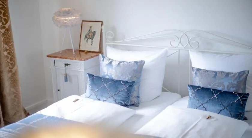 DAS KLEINE HOTEL IPHOFEN, klimatisierte Zimmer- 55" TV, TV mirroring, kleines Secret mit Garten & Terrassen, nahe aller VDP Weingüter, Hunde willkommen, fine dining, nahe KNAUF GIPS KG und KNAUF IT ConneKT - Image 1