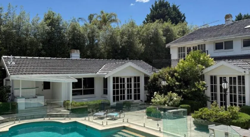 Stunning White House Luxury Retreat In Templestowe - Image 1