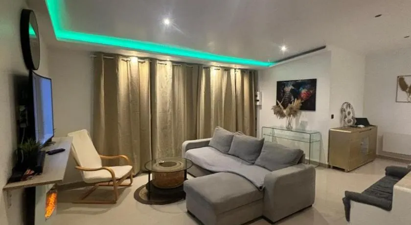 Jacuzzi House - 1-Bed & Parking - Villemomble, Paris - Image 1