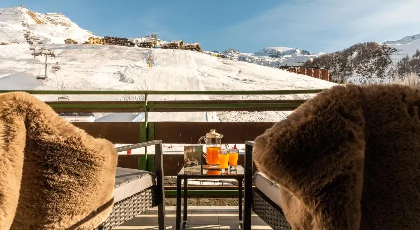 HelloCHALET TrackSide House - Ski-In Ski-Out Apartment on the Cretaz Slopes - Image 1