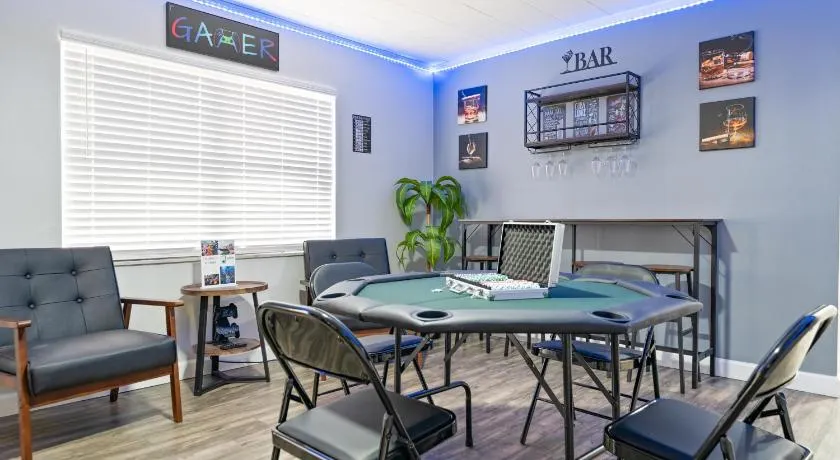Family Friendly 3BR Escape with Game Room, Fire Pit & Outdoor Dining Sleeps 6 - Image 1