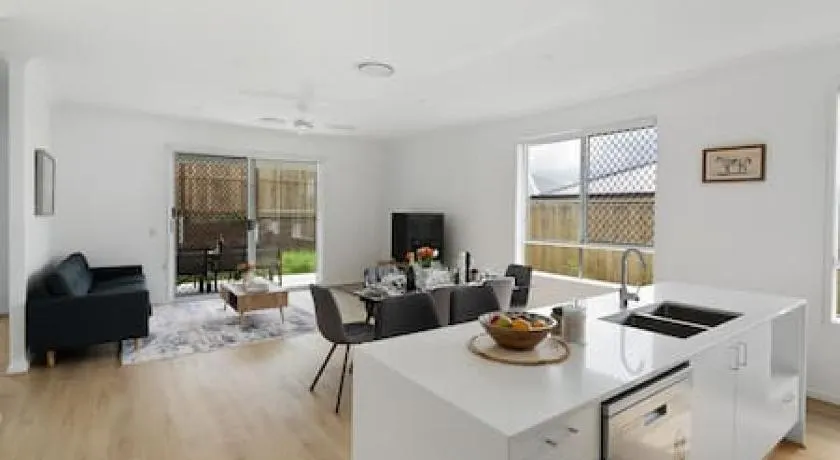 Brandnew 4BR modern family home Park Ridge - Image 1