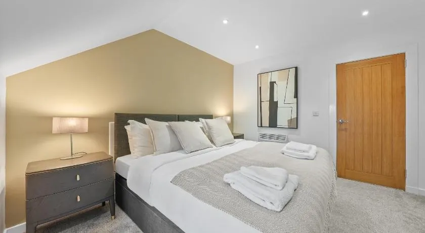 2 Bed Penthouse Apartment with Free Parking - 200m to Beach - 5 Mins From Town Centre - Ideal For Contractors - Image 1