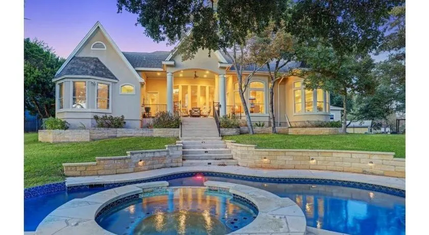 Luxury Lake House w/ Heated Pool & Multiple Spas - Image 1