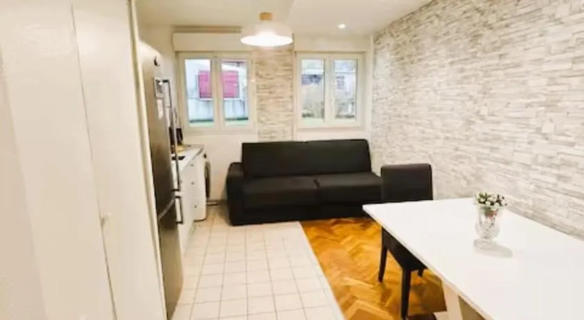 Mini studio avec kitchenette OU chambre confort avec frigo et TV Parking en option sur résa - Image 1