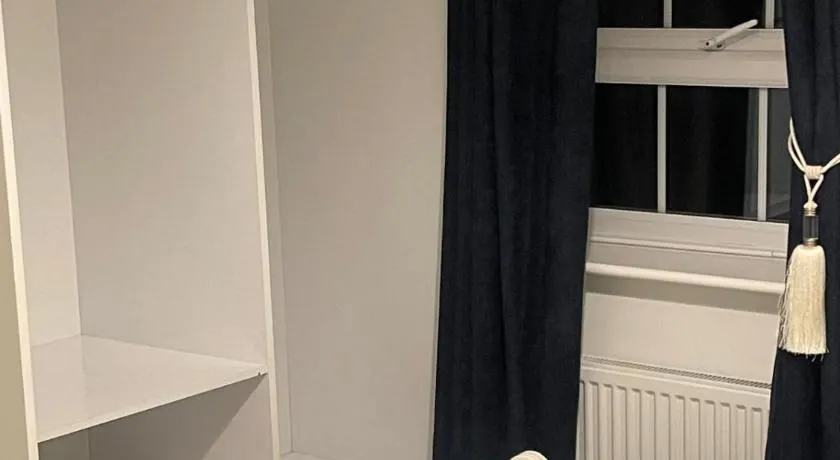 Luxury Home -Private Rooms- 3 mins from Alexandra Hospital, Redditch - Image 1