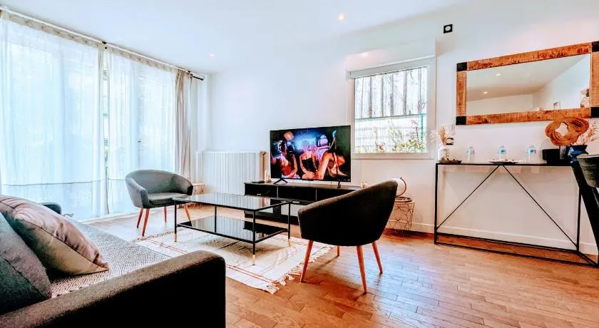 Chic and spacious apart with parking and garden - Image 1