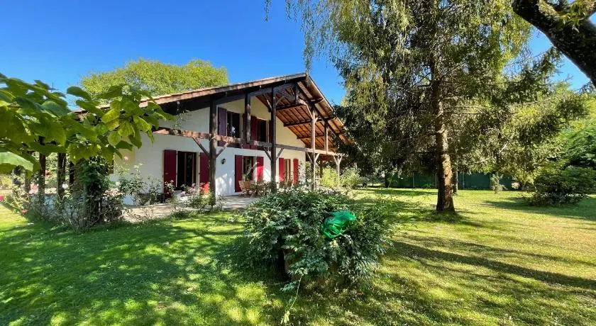 Villa au milieu des pins / bord du lac - Image 1