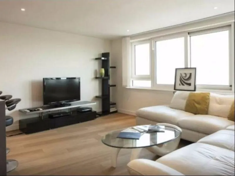Fantastic Modern 2BD Flat in Centre - Image 1