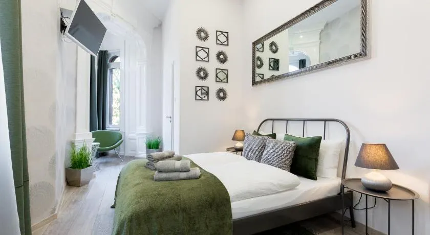 Silver Rooms by Staymood Holidays - Image 1