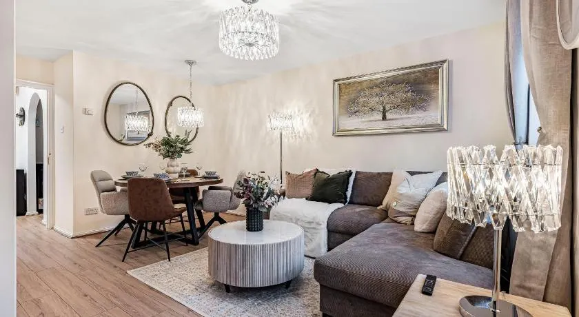 Luxurious 2-Bed Home Near NEC, BHX Airport & JLR Ideal for Contractors or Lesiure Stays Long term stay available - Image 1