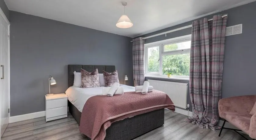 West Green House Spacious 3BR,Wifi,Paid Parking, Next to Crawley Hospital,Close to Gatwick Airport, Contractors, temporary relocations - Image 1