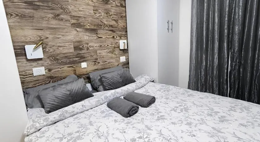 Studio with Terrace & Free Parking - Image 1