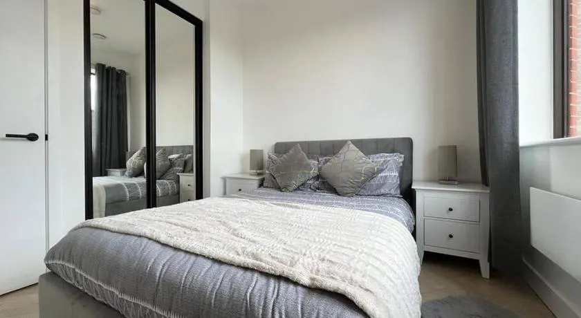 STYLISH 1 BED & PARKING-IDEAL FOR CORPORATE STAYS - Image 1