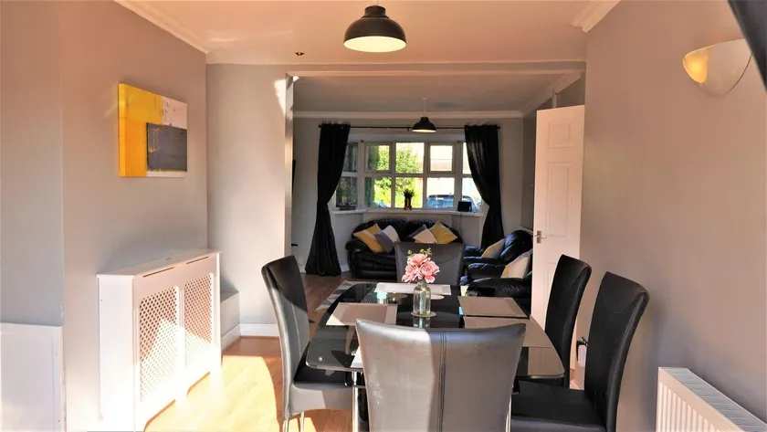 Wolverhampton Contractor👷‍ Stays + Free Parking ✅ - Image 1