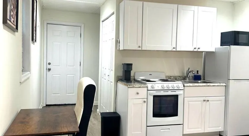 Central Studio with Free Parking - Image 1