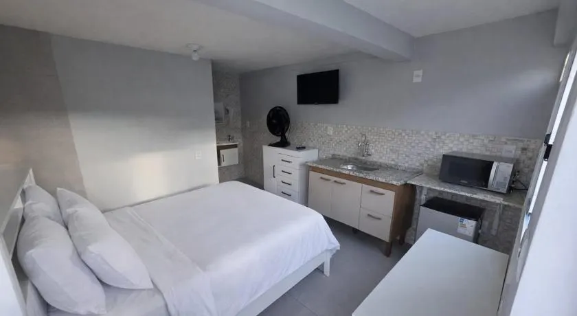 Quarto Aconchegante Completo Wi-Fi TV Microondas Cafeteira Entrada Privativa - Image 1