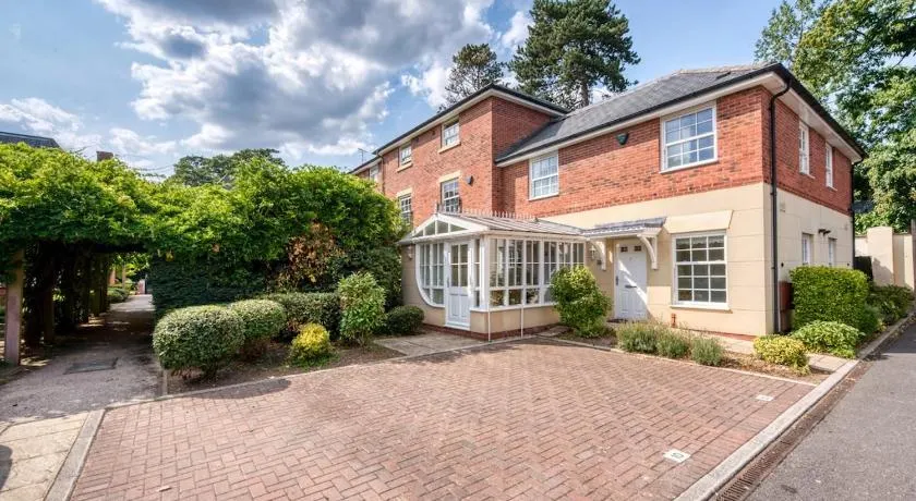 NEW! Stylish 2BR Retreat Presented by Clarendon Stays, Private Parking, North Leamington - Image 1