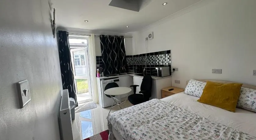 Luxury Ensuite Studio In Crayford Dartford Bexley London With Full Kitchen And Side Garden Alleyway Entrance - Image 1