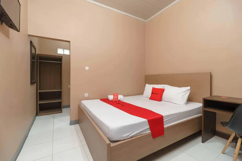 RedDoorz Syariah near Siloam Hospitals Bulak Kapal - Image 1