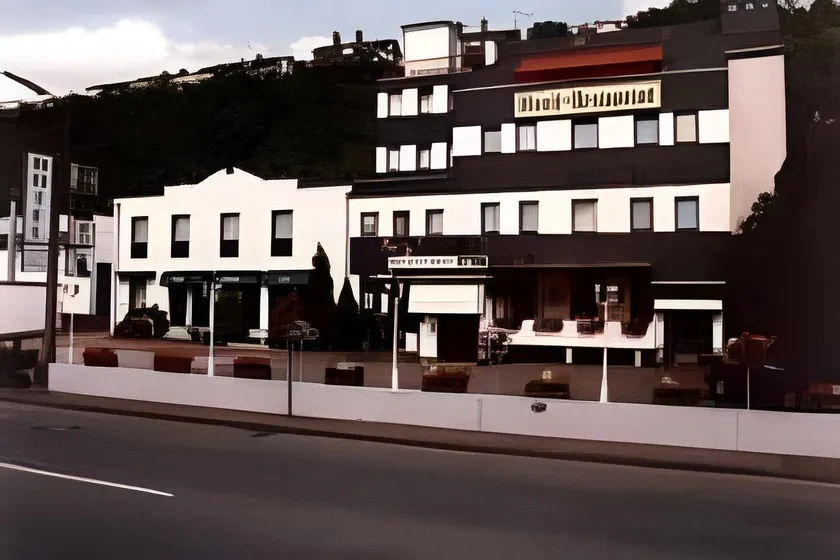 Hotel zwei&vierzig - Image 1
