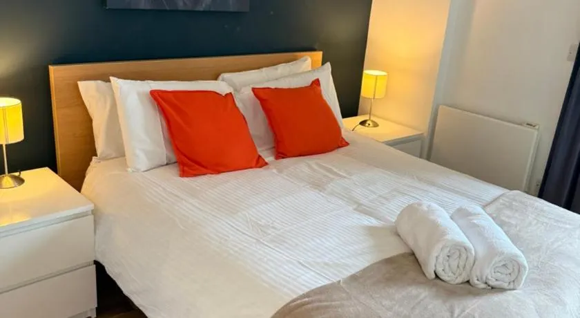 Executive Riverside Stay With Workspace & Fast WiFi - Image 1