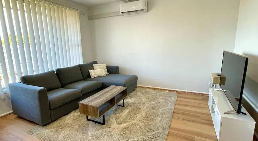 Central Apartment near Dandenong Hospital & Market - Image 1