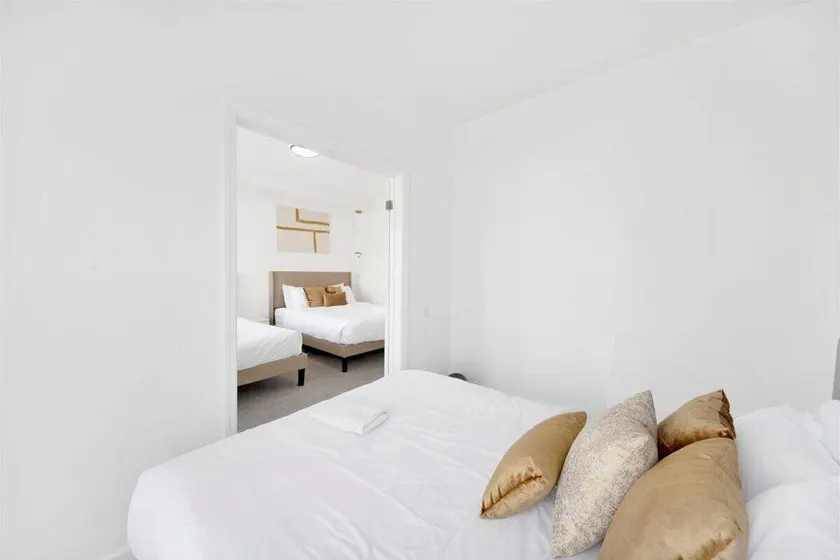 Luxury 5 BR Home Free Parking - Image 1