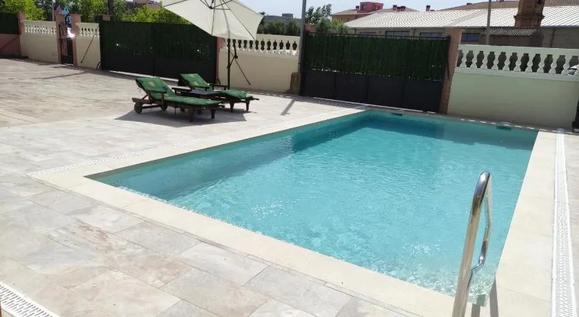 Casa en Empordà con piscina grande propia - Image 1