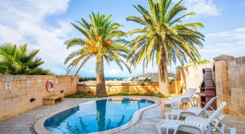 5 Bedroom Farmhouse with Private Pool & Views - Image 1