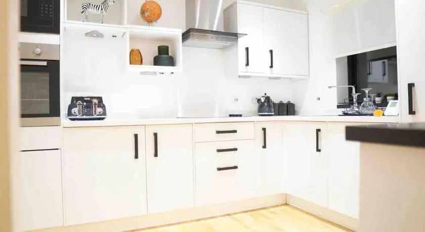 Tower Central Apt l 3 Bed Sleeps 5 l Free Parking) - Image 1