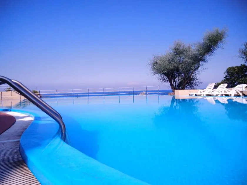 Iris hus - tre-værelses lejlighed med terrasse, swimmingpool ud mod havet - Image 1