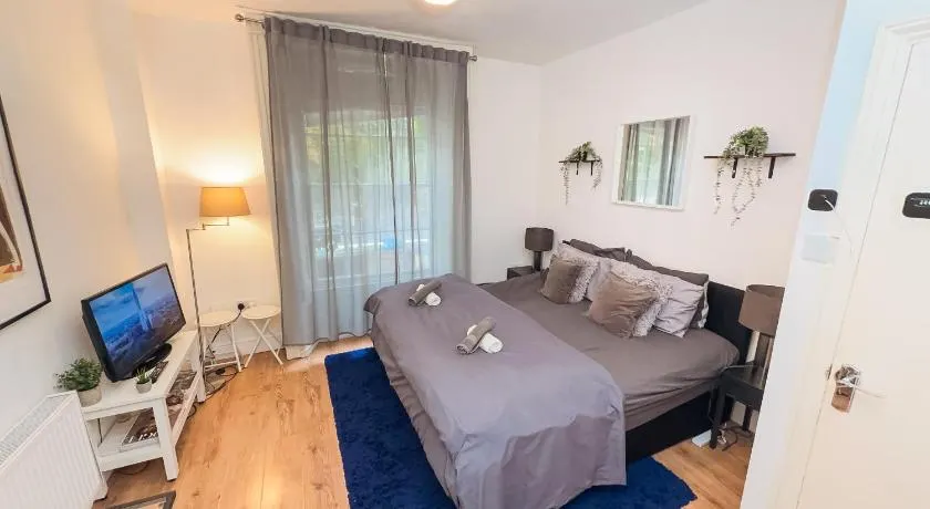 Cosy Urban Family Flat - Zone 2 With Free Parking, 3 mins to Queens Road Peckham station - Long term Availability - Image 1