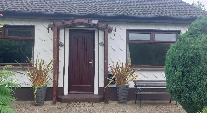 0ne bed house on private road - Image 1