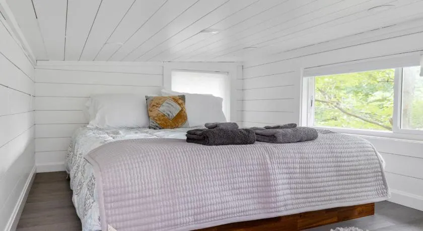 Riverside Tiny House with hot tub near Stowe - Image 1