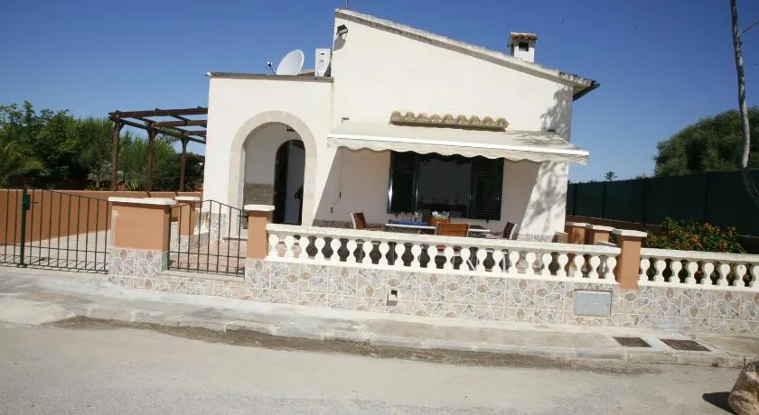 Lola - Image 1