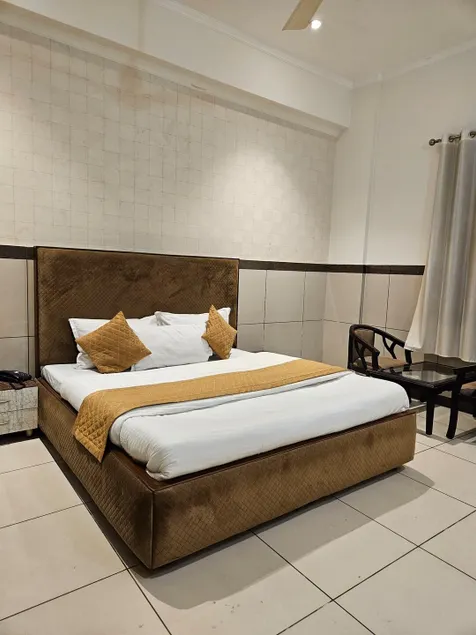 Primrose Hotel - Image 1