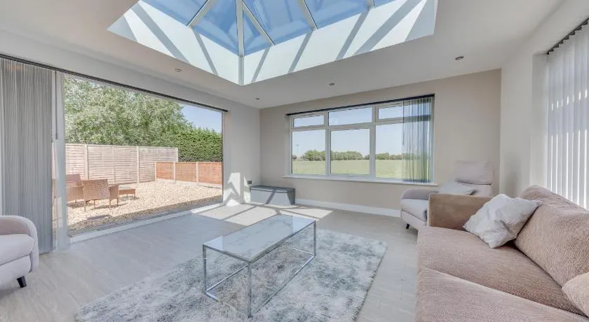 Luxury Cottage, Dog Friendly, Stunning Views, Private Garden - Image 1