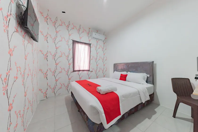 RedDoorz Syariah Plus near Tugu Bubur Ayam Cianjur - Image 1