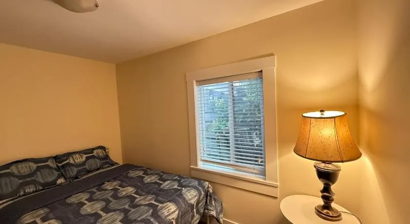 Cozy Private Queen Room Commercial Broadway - Image 1