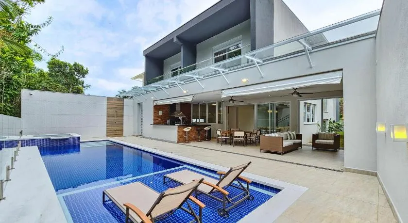 Casa de 400m² e piscina próximo à praia - Image 1