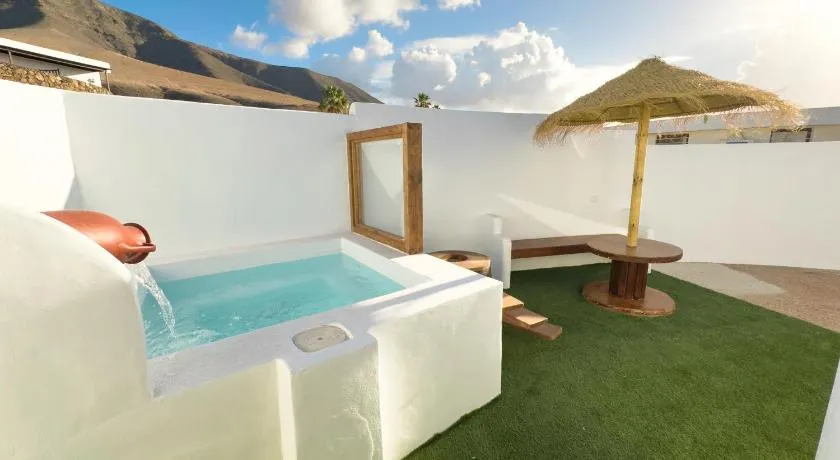 Bungalow Ahul Famara con pequeña piscina - Image 1