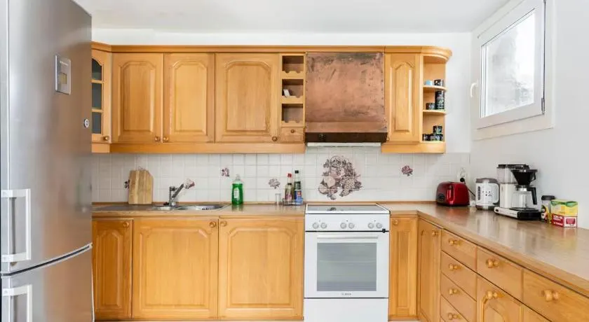 Bright family home - Image 1