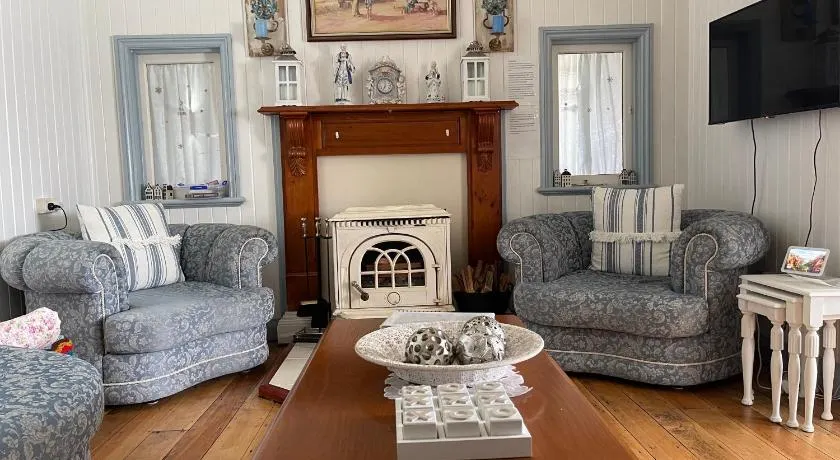Cherry Blossom Cottage-with country charm and spa - Image 1