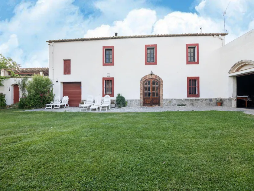 Kaštieľ v St Martí s vinicami a záhradou - Image 1