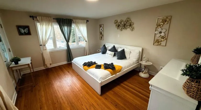 Cozy Private Queen Room 1 with Desk TV and WiFi near Yale - Image 1