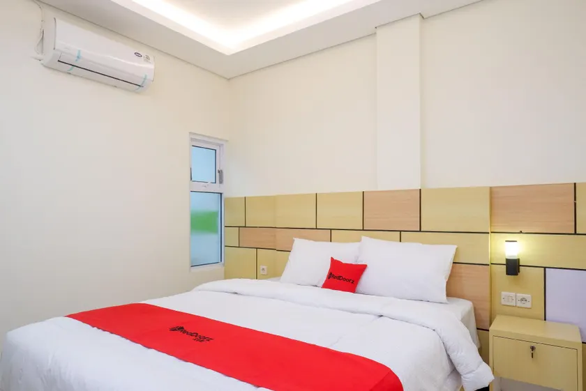 RedDoorz Plus near Pasar Gede Solo - Image 1