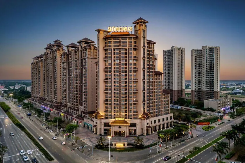 21° Holiday Hotel - Image 1