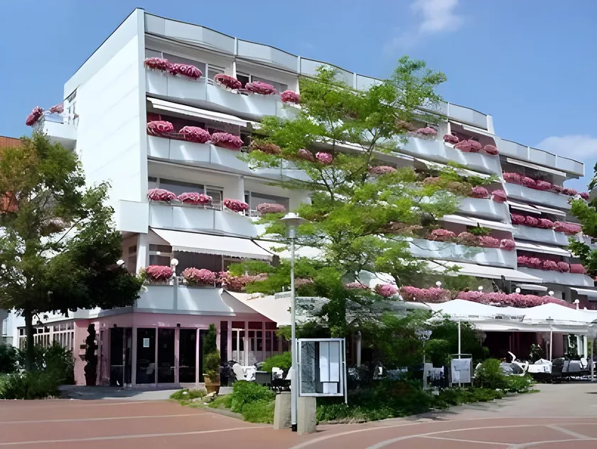 Kurpark-Hotel - Image 1