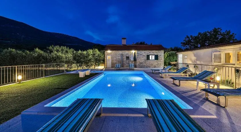 Casa de vacaciones con piscina al aire libre, jardín botánico y una hermosa vista al mar. - Image 1